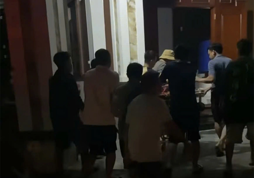 Người thân đưa nạn nhân về nhà. Ảnh: Dân Trí