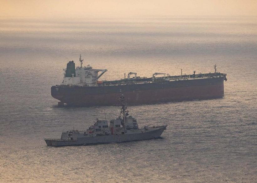 Tàu khu trục USS Rafael Peralta của Hải quân Mỹ thực thi lệnh phong tỏa các cảng của Iran trong bức ảnh công bố hôm 24/4. Ảnh: Reuters