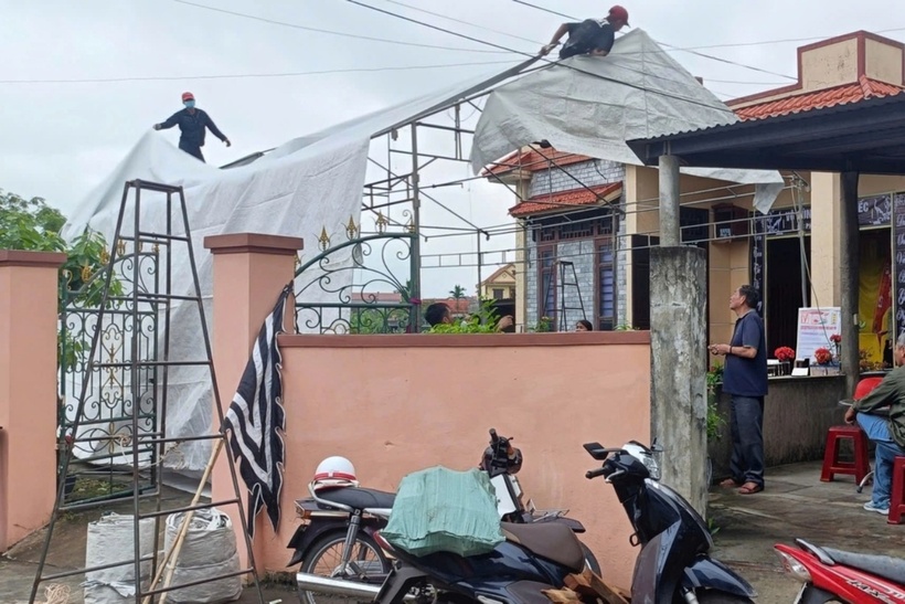 Sau vụ án mạng, người nhà đang chuẩn bị hậu sự cho người tử vong. (Ảnh: Lao động)