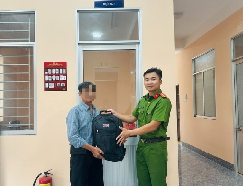 Lực lượng Công an xã Tuyên Bình đã trao trả lại tài sản cho người bị đánh rơi. (Ảnh: Công an tỉnh Tây Ninh)