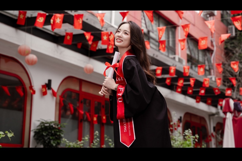 Vừa tốt nghiệp loại Xuất sắc Trường Đại học Ngoại thương vào tháng 4/2026 với điểm trung bình tích lũy (GPA) ấn tượng đạt 3.96/4.00, nữ sinh Nguyễn Thị Thu Hương (sinh năm 2004 tại Thái Nguyên), sinh viên chuyên ngành Quản trị kinh doanh quốc tế, đã nhanh chóng thu hút sự chú ý khi sở hữu bảng thành tích học tập nổi bật cùng bề dày trải nghiệm thực tế trong lĩnh vực marketing và sáng tạo nội dung.