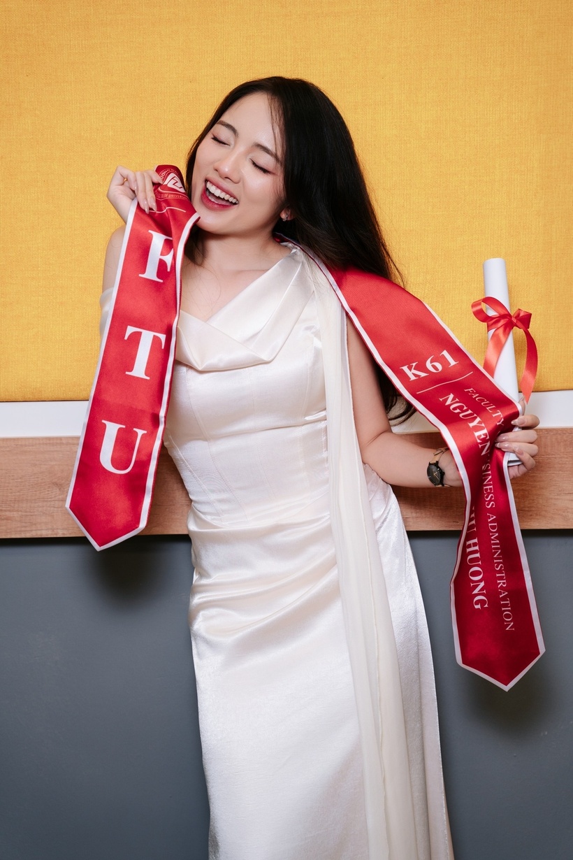 Chia sẻ với báo chí về bí quyết cân bằng giữa việc học tập trên lớp và tham gia các hoạt động thực tế, Thu Hương cho biết: “Việc học ở đại học không chỉ dừng lại ở giảng đường. Em mong muốn trải nghiệm nhiều vai trò khác nhau để biết mình thực sự thích điều gì. Đó là hành trình vô cùng nhiều màu sắc của em khi em vừa tham gia các cuộc thi sinh viên, các hoạt động ngoại khóa, vừa khám phá các sở thích của mình và vừa có những kinh nghiệm đi làm đầu tiên”. Cô cũng khẳng định những trải nghiệm thực tế trong doanh nghiệp đã giúp cô hiểu rõ hơn cách thức kiến thức được vận dụng vào công việc.