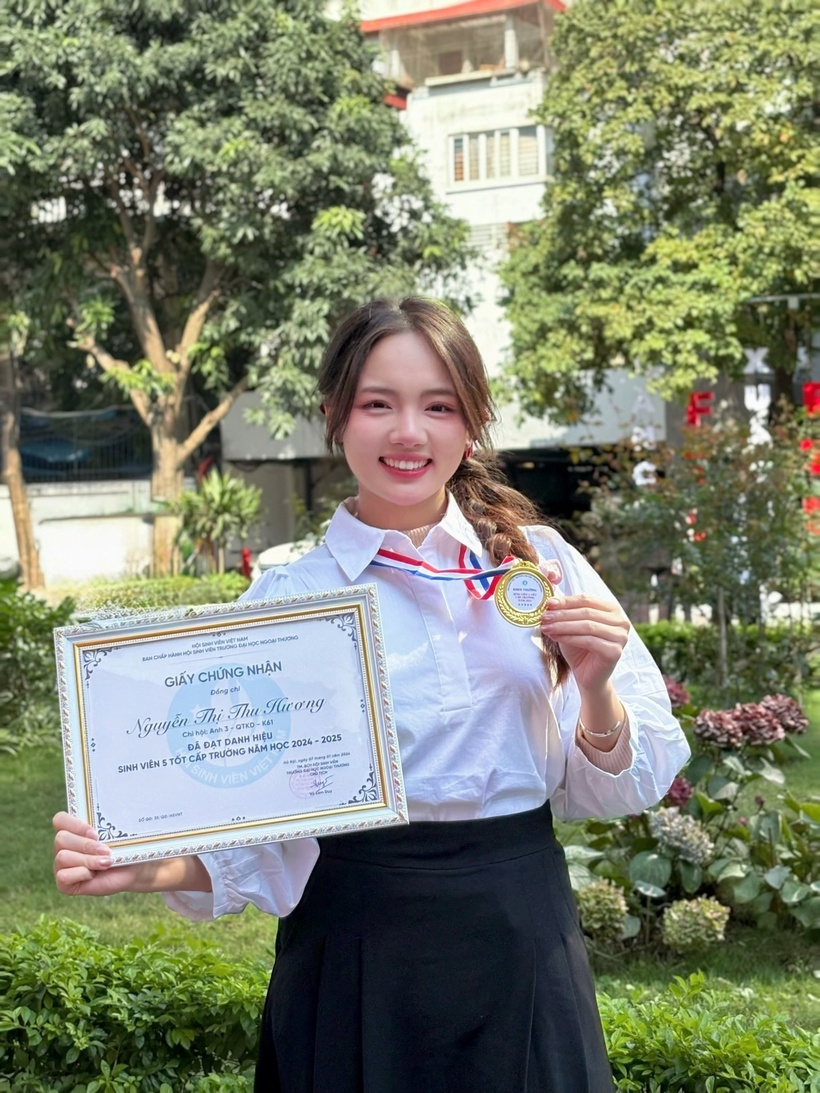 Nhìn lại hành trình trước khi trở thành sinh viên Ngoại thương, Thu Hương từng là học sinh Trường THPT Lương Phú (Thái Nguyên) với điểm trung bình chung toàn khóa đạt 9,7/10. Trong ba năm học phổ thông, cô đã xuất sắc đạt danh hiệu "Học sinh 3 tốt" cấp Trung ương trong 3 năm liên tiếp và là thí sinh nữ đầu tiên giành vòng nguyệt quế trong chương trình truyền hình kiến thức "Đường lên đỉnh Olympia" năm thứ 21.