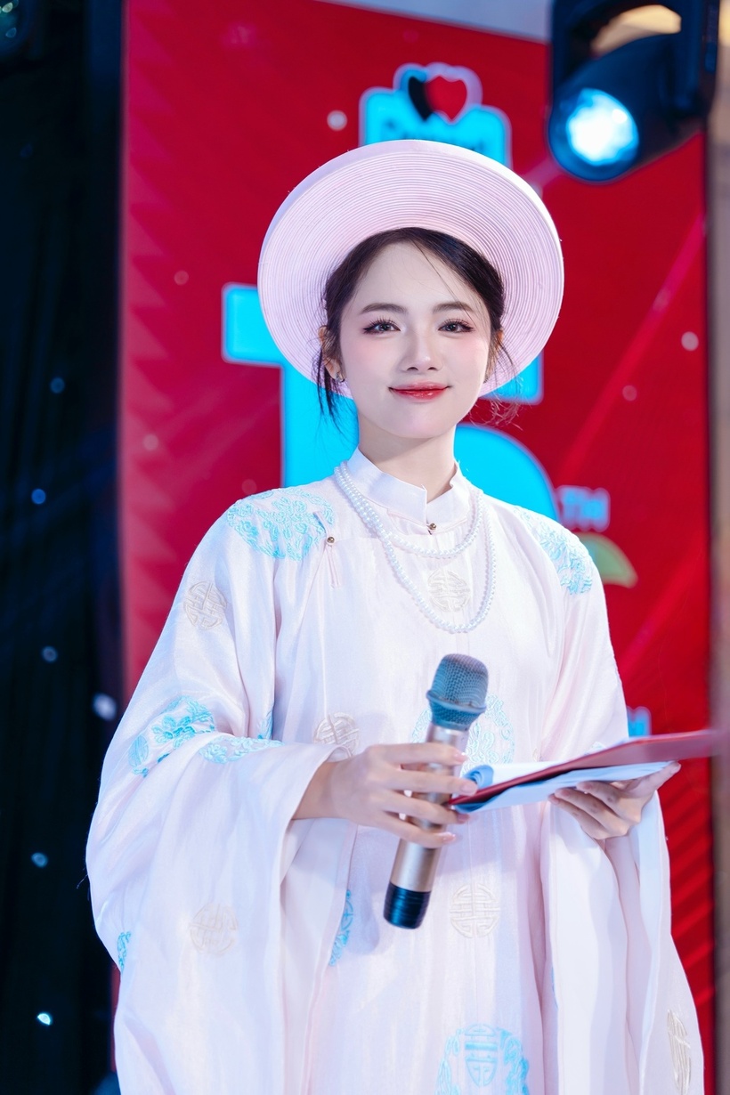 Hiện tại, trang Facebook cá nhân của cô thu hút khoảng 40.000 người theo dõi, trong khi kênh TikTok của cô cũng đạt gần 20.000 người theo dõi.