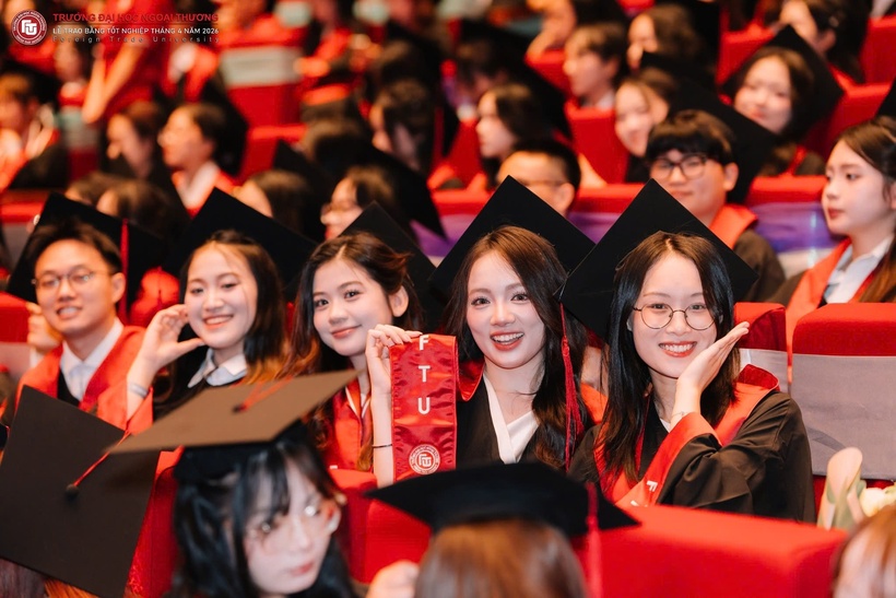 Bên cạnh học tập và làm việc, Thu Hương còn xây dựng thành công thương hiệu cá nhân trên các nền tảng mạng xã hội, chuyên chia sẻ về cuộc sống và kinh nghiệm học tập của sinh viên.