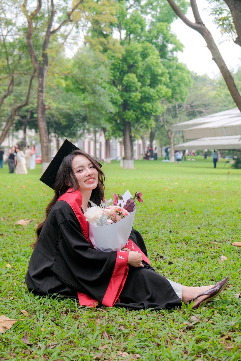 Trước đó, Thu Hương cũng từng có thời gian thực tập marketing tại Tổng công ty Cổ phần Bưu chính Viettel (Viettel Post). Tại đây, cô đã tham gia xây dựng và phát triển kênh truyền thông TikTok của doanh nghiệp, giúp kênh đạt hơn 260.000 người theo dõi và thu hút hàng triệu lượt xem.