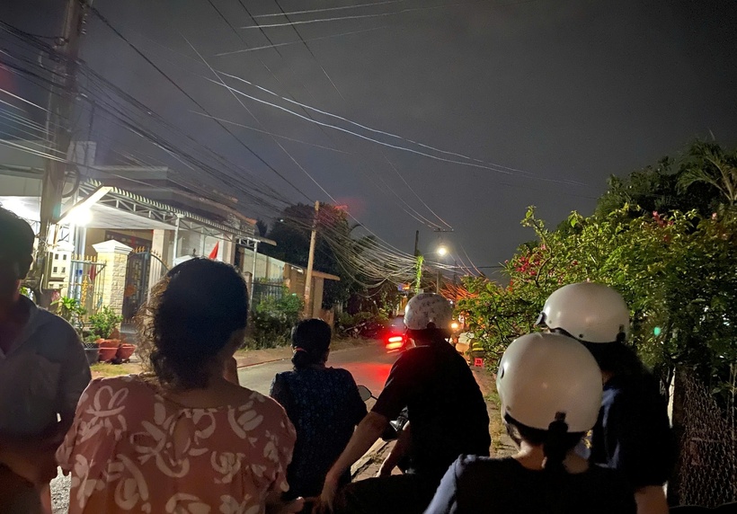 Người dân địa phương vẫn chưa hết bàng hoàng trước vụ thảm án. (Ảnh: Người lao động)