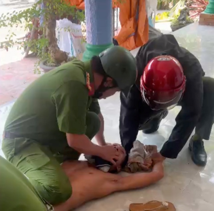 Lực lượng chức năng khống chế nghi phạm. (Ảnh: VTC News)