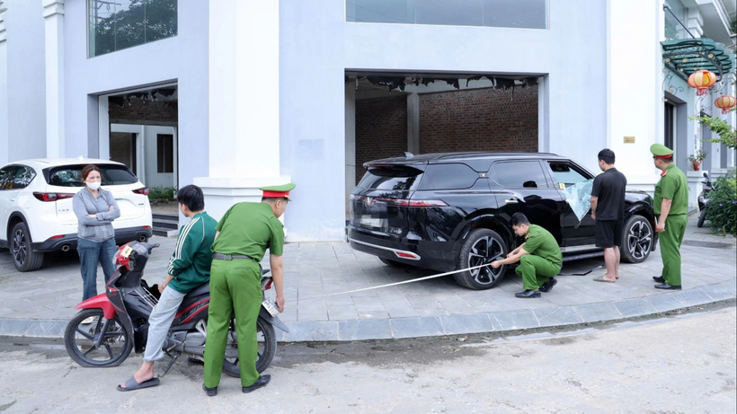 Hình ảnh thực nghiệm hiện trường đối tượng Phạm Minh Tân lấy trộm điện thoại trong chiếc xe Vinfast VF9 (Ảnh: Công an Lạng Sơn).