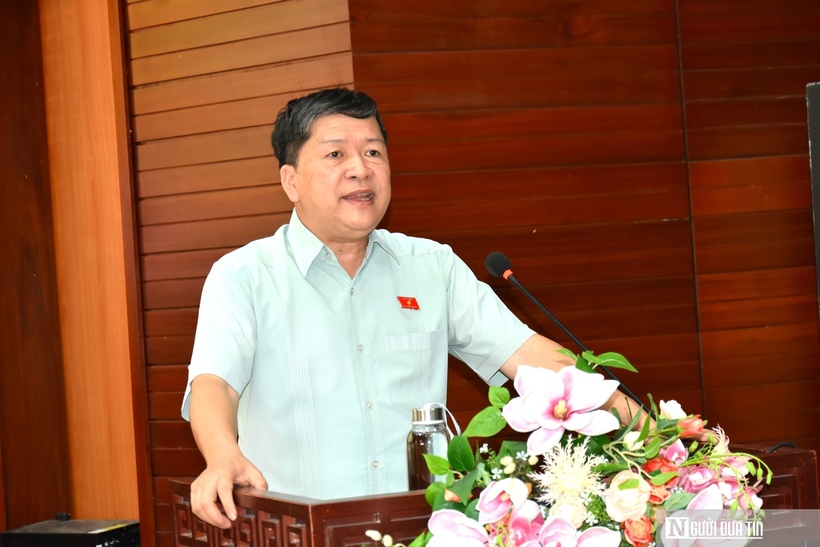 Đại biểu Tạ Văn Hạ trao đổi, tiếp thu các ý kiến của cử tri phường Hội An tại hội nghị.