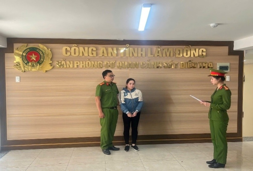 Cơ quan điều tra thi hành lệnh bắt đối với Nguyễn Thị Phiến. (Ảnh: Công an tỉnh Lâm Đồng)