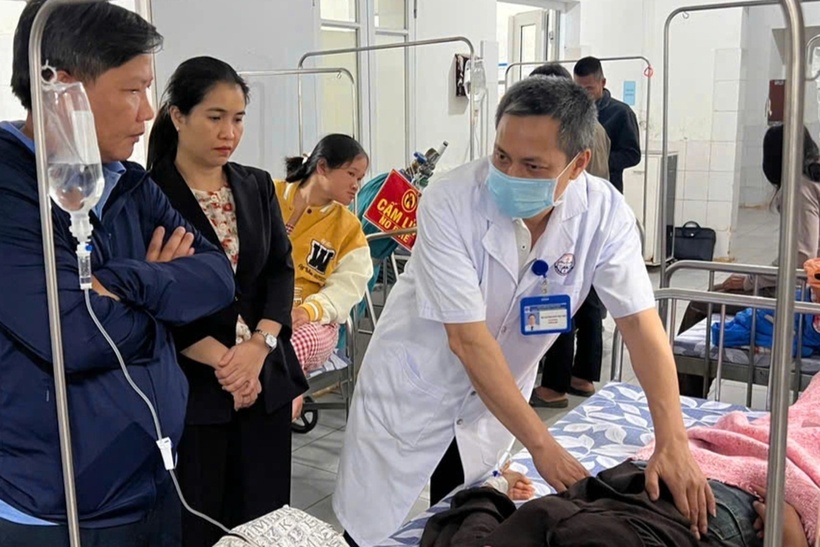 Bác sĩ kiểm tra sức khỏe các bệnh nhân nghi ngộ độc thực phẩm. (Ảnh: Bệnh viện Đa khoa khu vực Hướng Hóa)