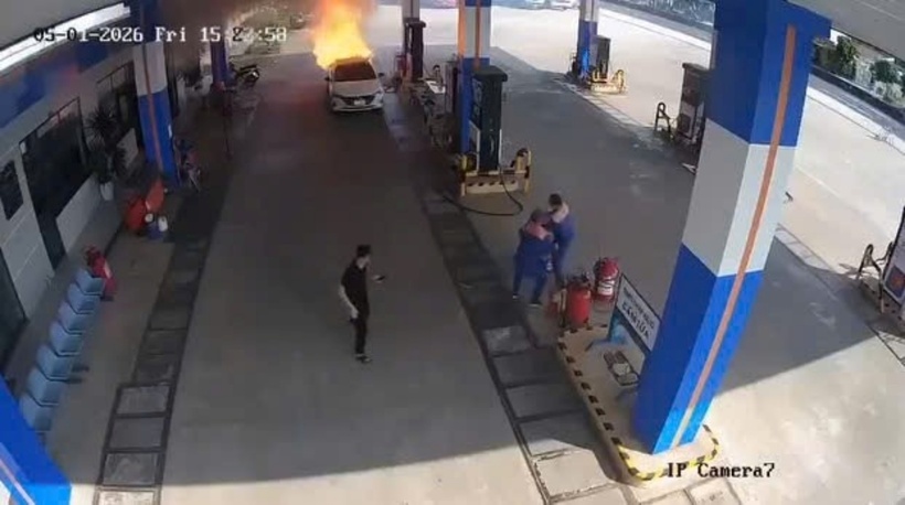 Võ Nguyễn Duy An (áo đen) bỏ chạy khi thấy xe cháy. (Ảnh: Lao động)