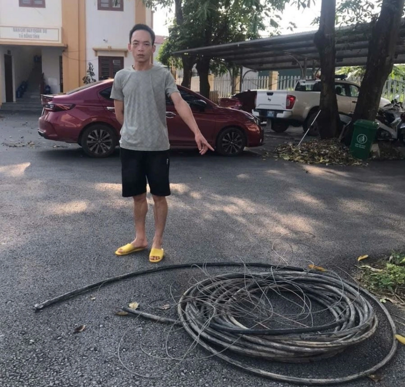 Đối tượng Nông Văn Kim bị bắt quả tang khi đang cắt trộm dây điện (Ảnh: Công an cung cấp).