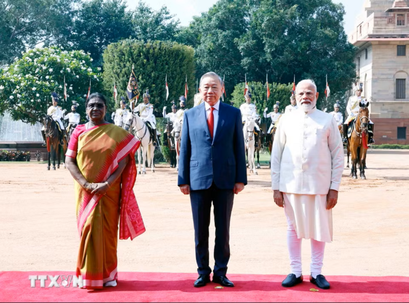 Tổng thống Droupadi Murmu và Thủ tướng Narendra Modi đồng chủ trì Lễ đón trọng thể Tổng Bí thư, Chủ tịch nước Tô Lâm thăm cấp Nhà nước tới Cộng hòa Ấn Độ - Ảnh: TTXVN