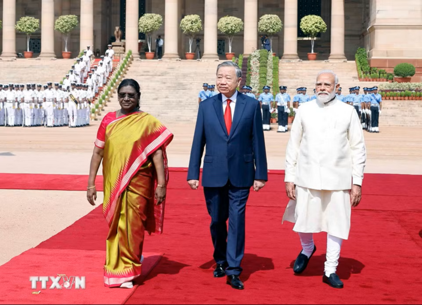 Tổng thống Droupadi Murmu và Thủ tướng Narendra Modi đồng chủ trì Lễ đón trọng thể Tổng Bí thư, Chủ tịch nước Tô Lâm thăm cấp Nhà nước tới Cộng hòa Ấn Độ - Ảnh: TTXVN
