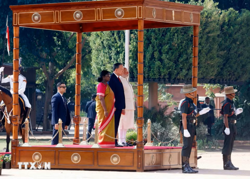 Tổng Bí thư, Chủ tịch nước Tô Lâm cùng Tổng thống Droupadi Murmu và Thủ tướng Narendra Modi trên bục danh dự, thực hiện nghi lễ chào cờ - Ảnh: TTXVN