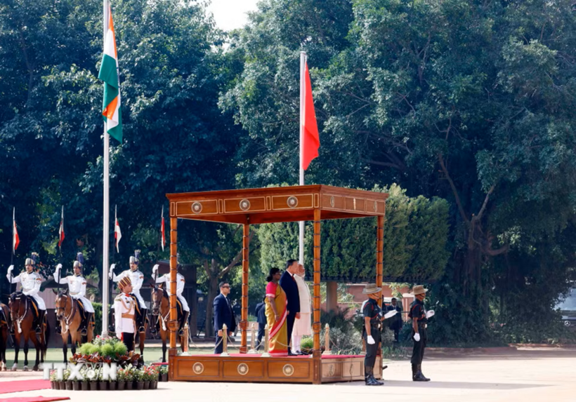 Tổng Bí thư, Chủ tịch nước Tô Lâm cùng Tổng thống Droupadi Murmu và Thủ tướng Narendra Modi trên bục danh dự, thực hiện nghi lễ chào cờ - Ảnh: TTXVN