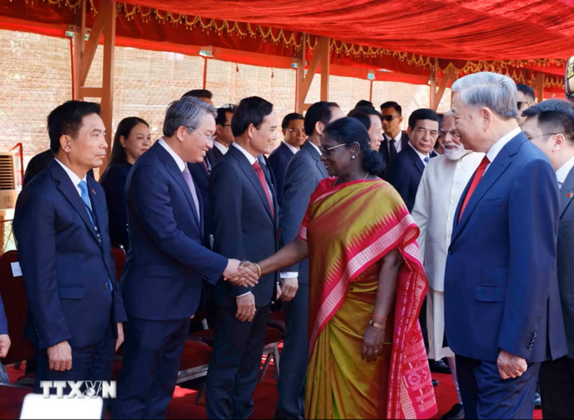 Tổng Bí thư, Chủ tịch nước Tô Lâm giới thiệu thành viên đoàn cấp cao Việt Nam với Tổng thống và Thủ tướng Ấn Độ - Ảnh: TTXVN
