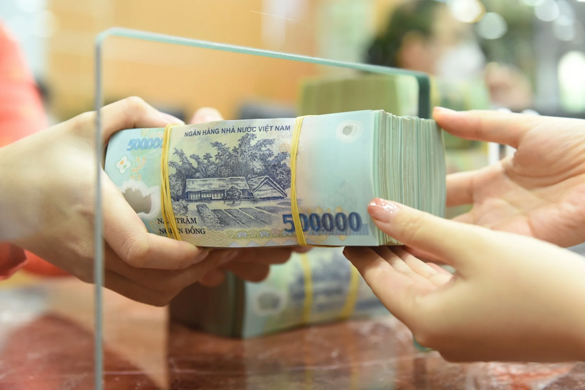 Đầu tháng 5, lãi suất nhiều ngân hàng tiếp tục xu hướng đi xuống, mức lãi suất phổ biến 5-6% cho kỳ hạn 12 tháng. Ảnh minh họa