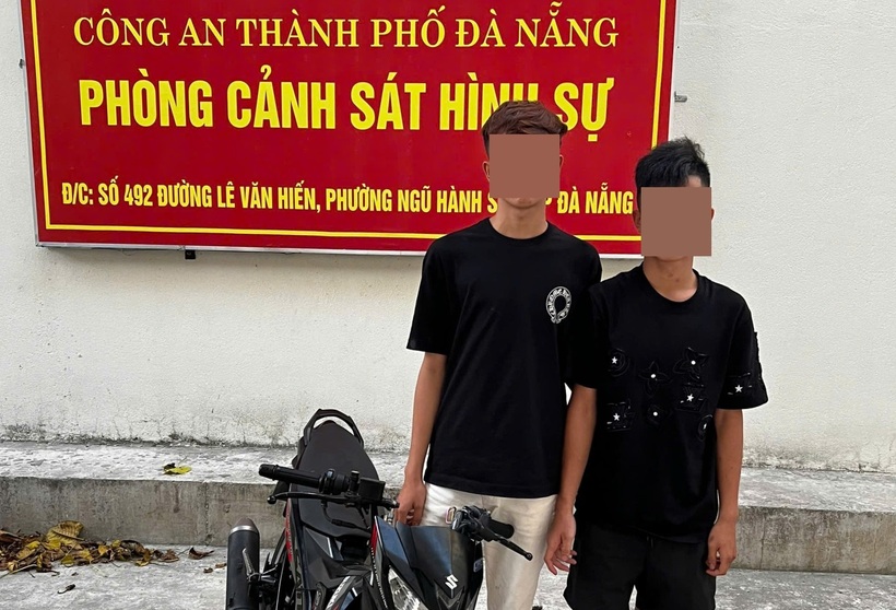 L.V.S. và N.H.A. tại cơ quan công an. Ảnh: Công an Đà Nẵng