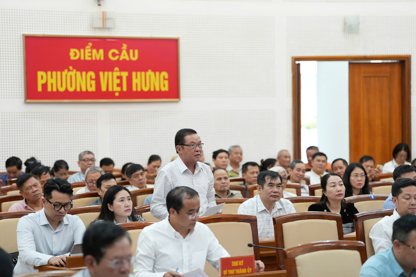 Cử tri nêu ý kiến tại buổi tiếp xúc cử tri ngày 6/5.
