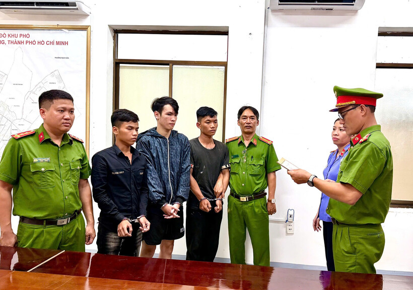 Công an đọc lệnh tạm giữ các đối tượng Phan Văn Nhựt, Lê Phú Thành và Nguyễn Quốc Chỉnh. Ảnh: CACC