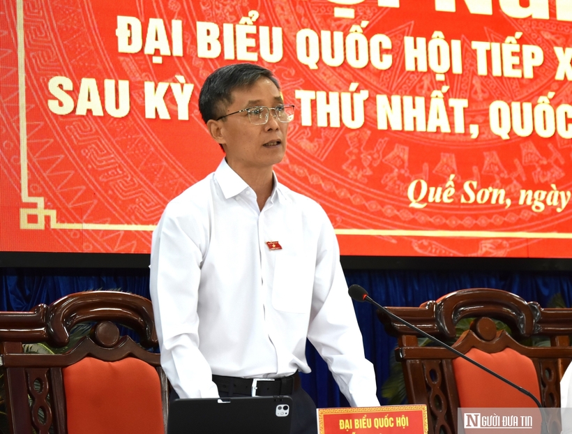 ĐBQH Nguyễn Khánh Ngọc trao đổi về những vướng mắc pháp lý phát sinh từ thực tiễn đời sống của cử tri xã Quế Sơn.