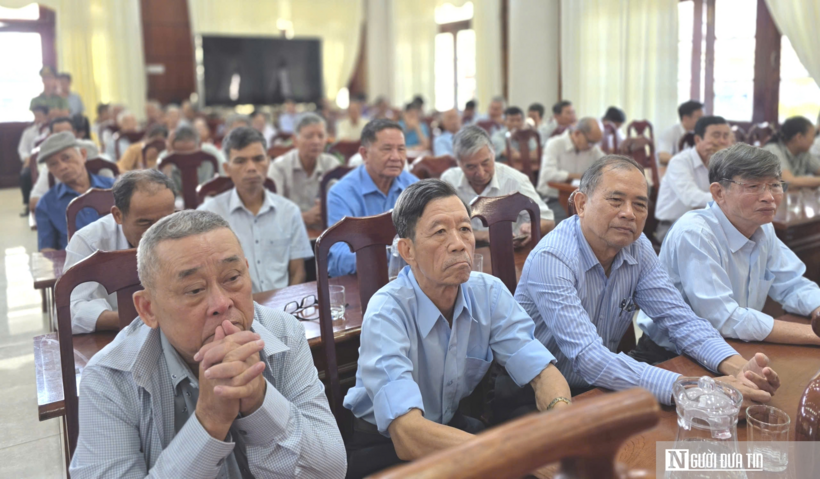 Người dân xã Quế Sơn theo dõi phần trao đổi, phản hồi của các đại biểu Quốc hội tại buổi tiếp xúc cử tri.