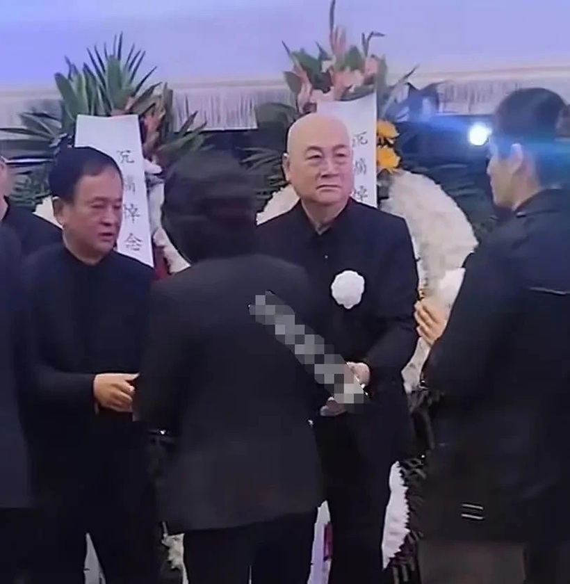 "Đường Tăng" Trì Trọng Thụy tiều tụy trong đám tang vợ.