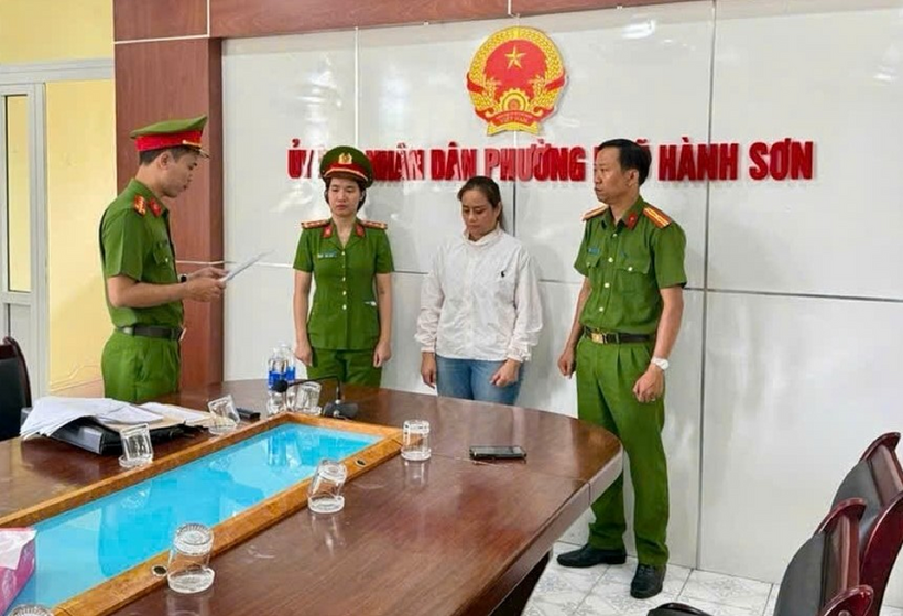Cơ quan Cảnh sát điều tra Công an TP Đà Nẵng tống đạt các quyết định đối với Lê Thị Thanh Nhàn. Ảnh: Công an thành phố Đà Nẵng