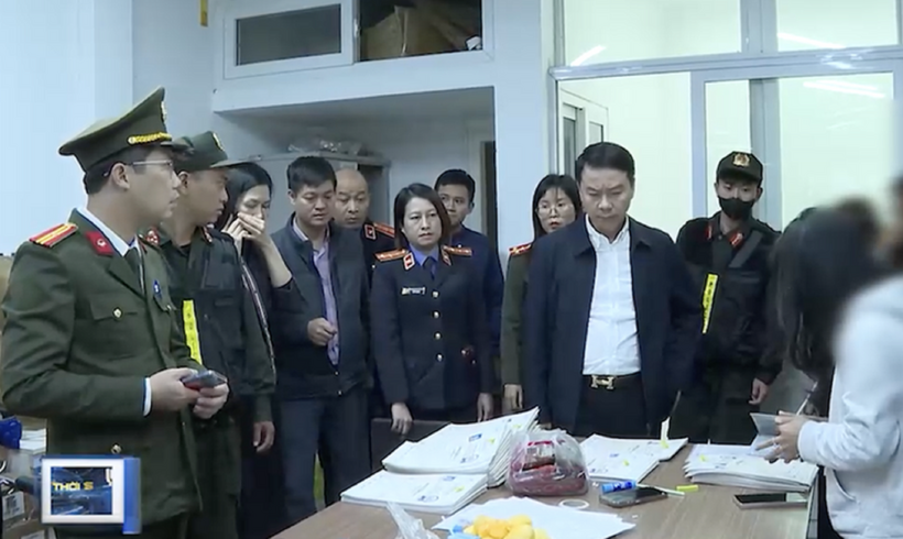 Cơ quan điều tra khám xét nơi làm việc của nhóm đối tượng. Ảnh: Báo và Phát thanh, Truyền hình Phú Thọ