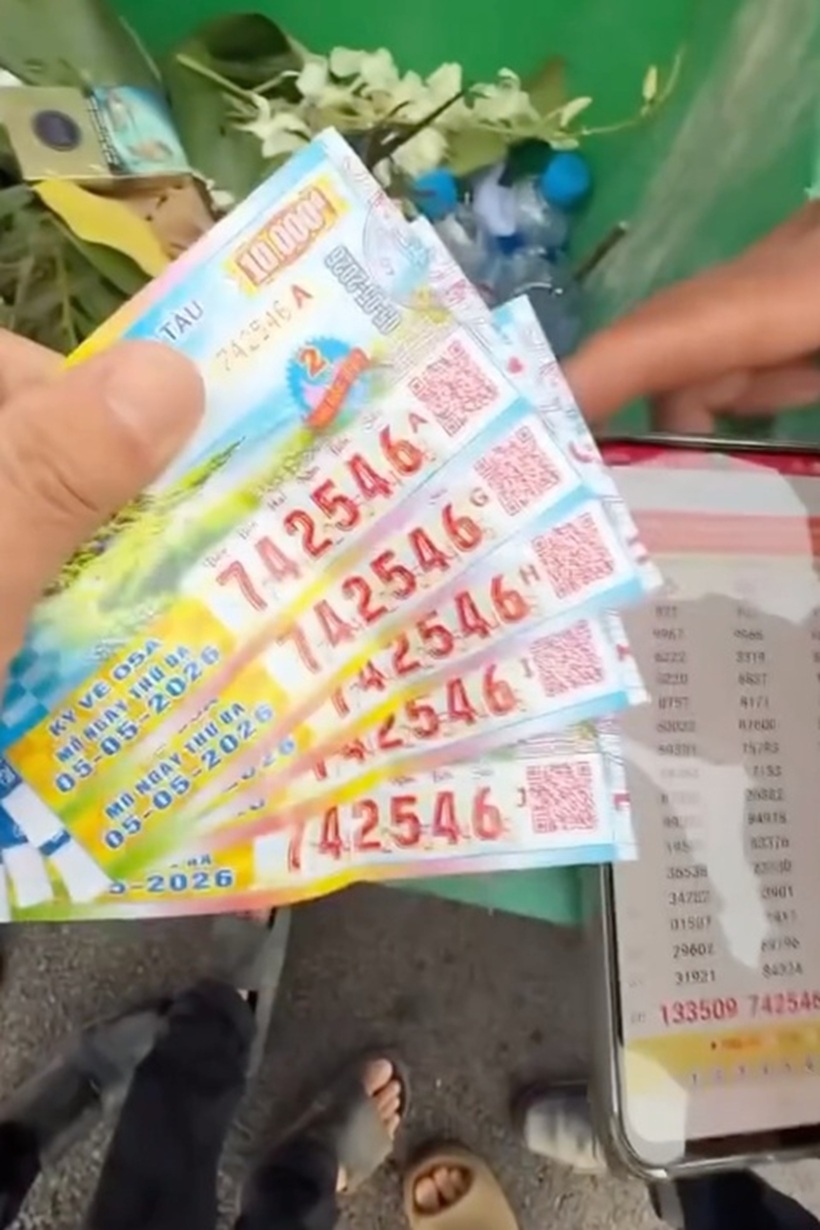 Khoảnh khắc nhân viên trại hòm ở Tây Ninh trúng số. Ảnh: ZNews