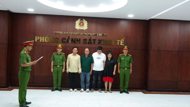 Cơ quan CSĐT Công an TP Hồ Chí Minh tống đạt thủ tục tố tụng đối với 4 bị can: Trần Minh Thư, Trần Ngũ Châu, Võ Phi Cường, Nguyễn Văn Nhì. Ảnh: Công an Nhân dân