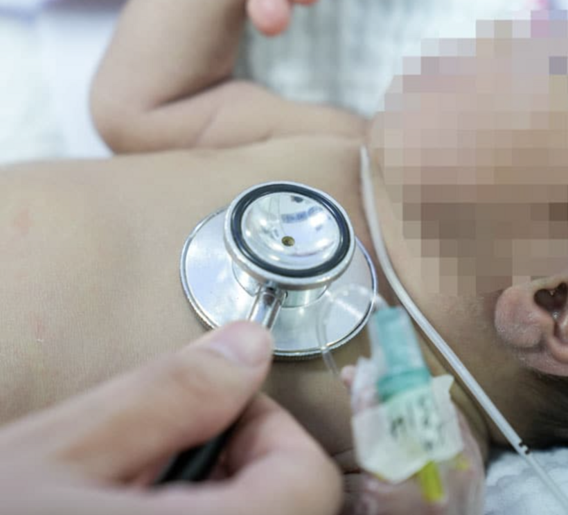 Bệnh nhi được theo dõi sát sao tại Trung tâm Sơ sinh trong những ngày đầu nhập viện