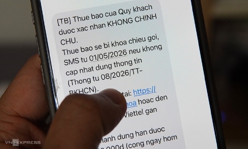 Nhiều thuê bao di động đã bị khóa 1 chiều do chưa cập nhật thông tin theo Thông tư 08. Ảnh: Lưu Quý