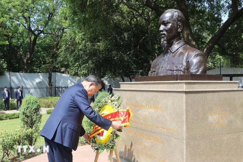 Tổng Bí thư, Chủ tịch nước Tô Lâm đặt vòng hoa tưởng niệm Bác Hồ tại Tượng Chủ tịch Hồ Chí Minh, trong Công viên G20 ở thủ đô New Delhi. Ảnh: TTXVN