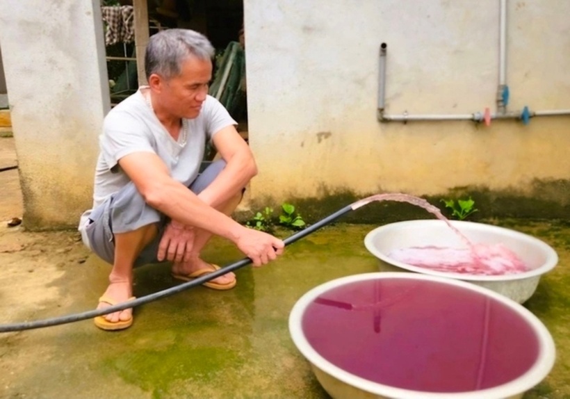 Nước giếng khoan của người dân xã Thạch Quảng (Thanh Hoá) đổi màu tím bất thường. (Ảnh: VTC News)