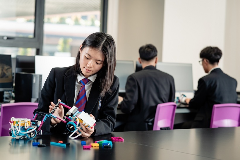 Kế thừa di sản giáo dục lâu đời gần 200 năm của hệ thống Brighton College tại Vương Quốc Anh, Nhà trường kết hợp hài hòa giữa những tiêu chuẩn học thuật xuất sắc với việc nuôi dưỡng sự tò mò và tư duy độc lập ở mỗi học sinh.