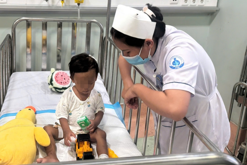 Một trường hợp bé trai bị mẹ và "cha dượng" bạo hành, đang điều trị ở TP.HCM. Ảnh: Dân trí