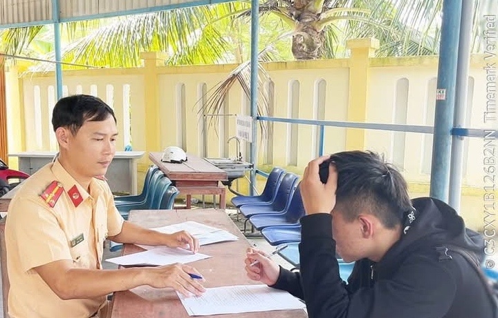 Thiếu niên khi làm việc với CSGT. Ảnh: Phạm Linh