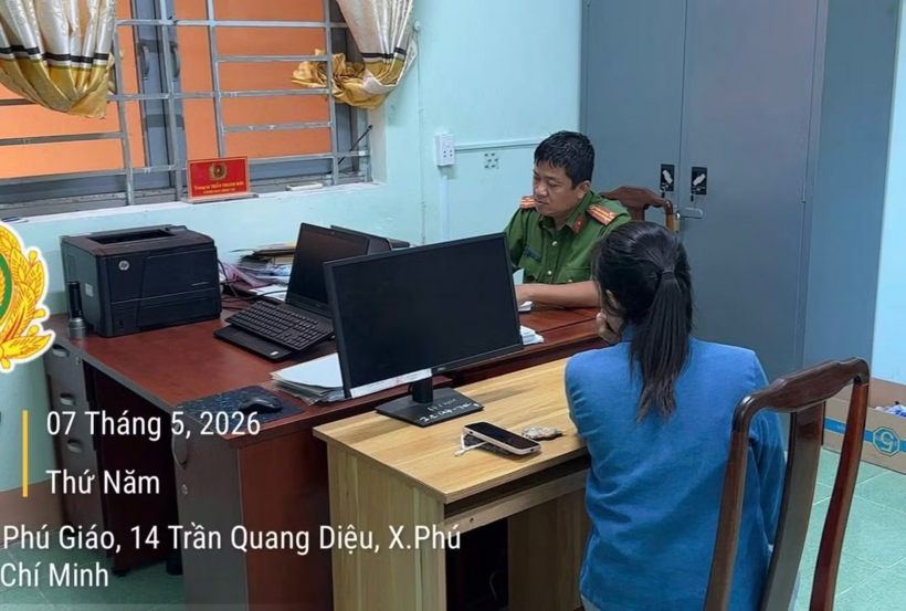 Công an làm việc với người phụ nữ liên quan. Ảnh: Tiền Phong