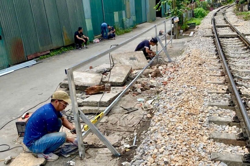 Nhiều lối mở có diện tích lớn cũng được lực lượng chức năng rào chắn kiên cố.