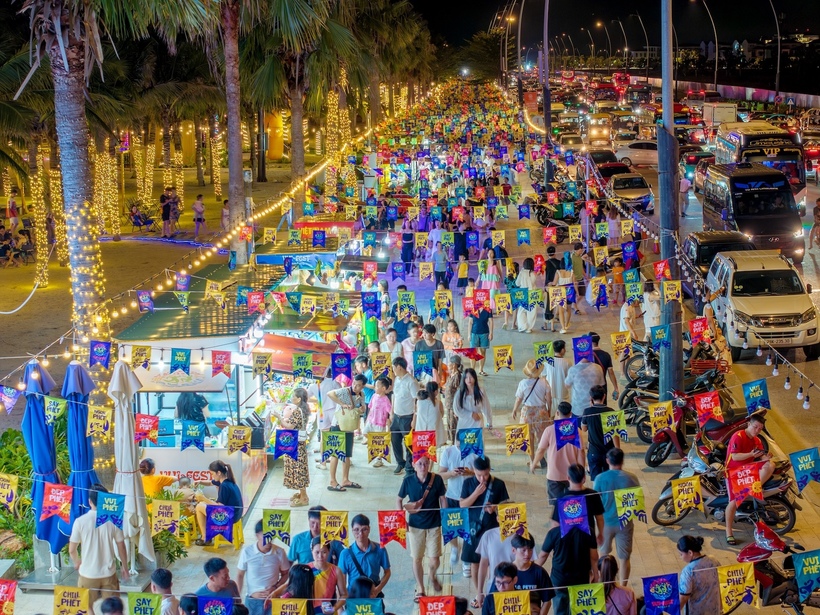 Tổ hợp VUI-Fest Hạ Long - "ngòi nổ" tạo nên sức sống sôi động cho du lịch Bãi Cháy sau hoàng hôn. Ảnh: Ánh Dương.
