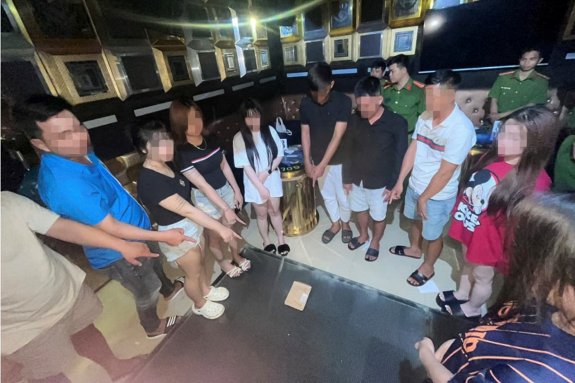 Các đối tượng cùng tang vật nghi là ma túy tại quán karaoke. (Ảnh: Công an TP.Cần Thơ)