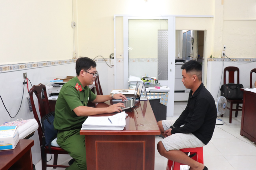 Đối tượng T.Q.V tại cơ quan Công an. (Ảnh: Công an TP.Cần Thơ)