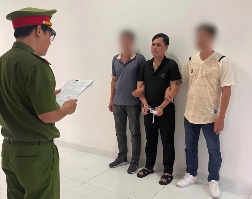 Cơ quan Cảnh sát điều tra tống đạt các quyết định đối với Đinh Thế Hiển. (Ảnh: Công an tỉnh Lâm Đồng)