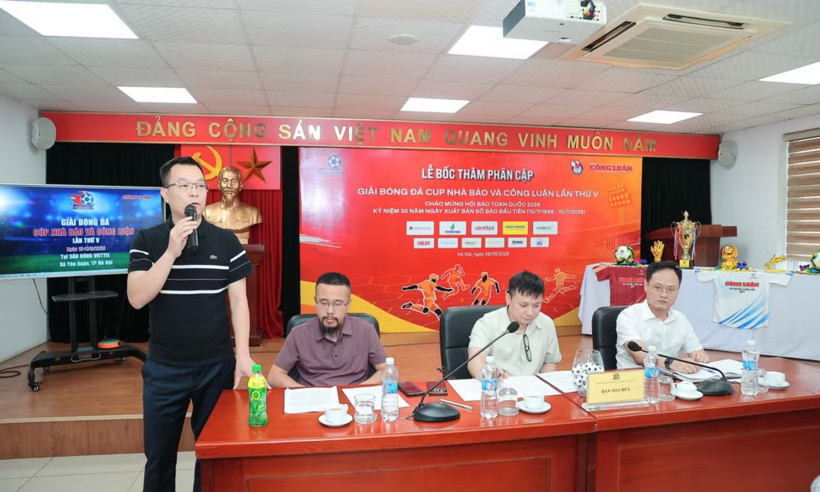 Nhà báo Vũ Đức Điển, Uỷ viên Ban Biên tập, Phó Tổng thư ký Báo Nhà báo và Công luận, Phó Trưởng Ban Thường trực Giải bóng đá Cúp Nhà báo và Công luận lần thứ V phát biểu.