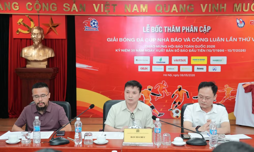 Các thành viên ban tổ chức giải chủ trì buổi họp thông tin và bốc thăm phân cặp Giải bóng đá Cúp Nhà báo và Công luận lần thứ V năm 2026.