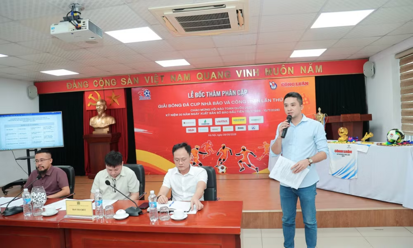 Nhà báo Tiến Đạt, đội bóng Báo Nhân Dân - đội đương kim vô địch mùa giải năm 2025, đại diện cho các đội bóng phát biểu tại buổi họp.